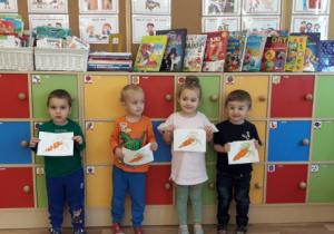 Dzieci pokazują swoje prace plastyczne pt. "Marchewka"